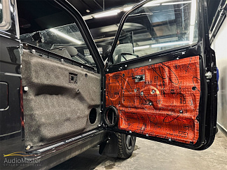 Шумоизоляция дверей и установка аудиосистемы в Lada Niva