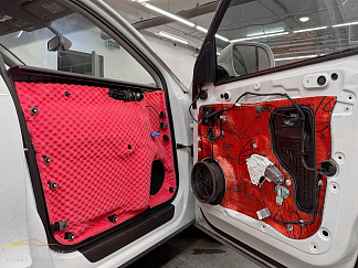 Шумоизоляция дверей в автомобиле Audi Q5